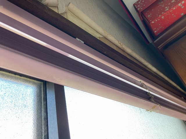 湿気を含んで劣化した壁